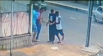 Em julho, o homem foi filmado roubando uma mulher