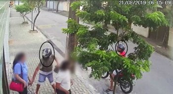 Eles foram flagrados por câmeras de segurança.