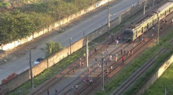 Um trem parou entre as estações Tancredo Neves e Shopping da linha Sul