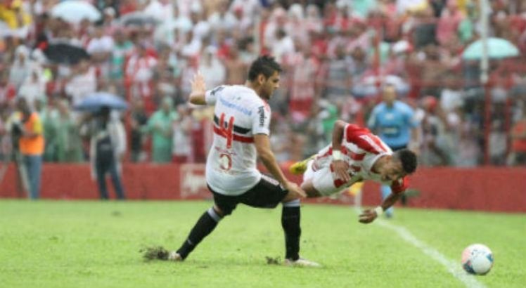 Último Clássico das Emoções decisivo nos Aflitos aconteceu em 2013.