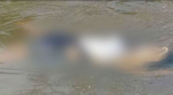 Segundo os peritos, a mulher estava vestida e foi morta com um tiro na cabeça.