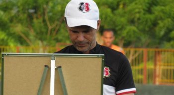 "Eu não vou esperar 45 minutos, quando eu já detectei o problema", diz Milton Mendes.