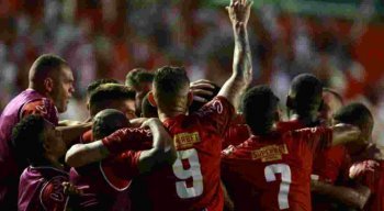 Jogadores vibram a classificação.