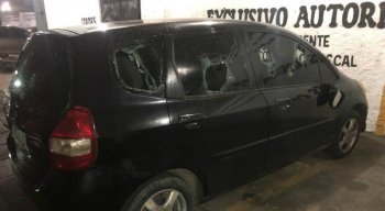 Carros, motos e a sala do assessor de imprensa foram apedrejados