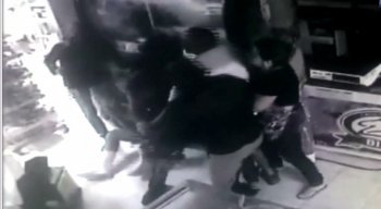 Os criminosos queriam a chave de um carro e dinheiro