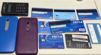 Cartões e celulares foram encontrados com o suspeito.