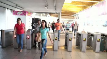 Passageiros circulam normalmente na Estação do Metrô do Recife