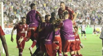 Jogadores festejaram a vitória sobre o Botafogo-PB.