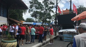 Apoiadores do Partido dos Trabalhadores presentes ao redor do Mercado de Casa Amarela
