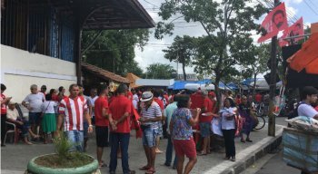 Apoiadores do Partido dos Trabalhadores presentes ao redor do Mercado de Casa Amarela
