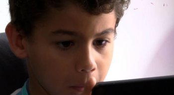 Todo o conteúdo que Antônio, de 7 anos, consome na internet, é monitorado pela mãe