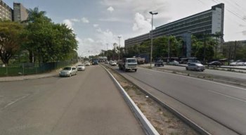 A via fica no trecho entre o giradouro da Reitoria da UFPE e a Sudene