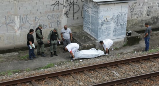 Vigilante morre ao cortar caminho pela linha fÃ©rrea do MetrÃ´ do Recife