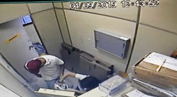Os assaltantes renderam funcionários e levaram alguns pertences