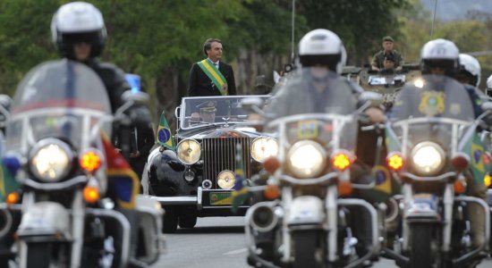 Bolsonaro chegou à tribuna de honra, montada na Esplanada dos Ministérios, no Rolls Royce presidencial