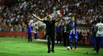 Hélio dos Anjos reclamou muito da arbitragem de Leandro Pedro Vuaden