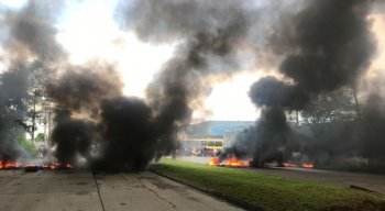 Pneus foram queimados durante o protesto