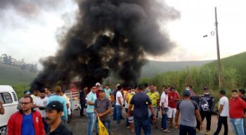 O corpo de Bombeiros foi acionado para apagar as chamas e a via já foi liberada.