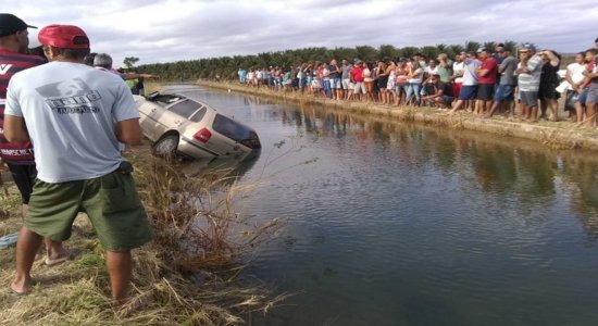 Carro caiu dentro de um canal de irrigação em Juazeiro, na Bahia