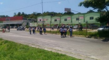 Estudantes invadem TI pelópidas pelo portão de saída dos ônibus