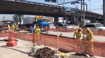 O serviço dificulta a passagem de pedestres no local e