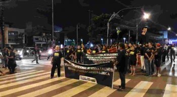 O trânsito está complicado pelo Centro do Recife.