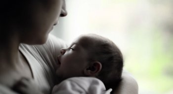 A depressão pós-parto acomete mais de 25% das mães brasileiras