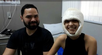 Eduardo Tumajam (E) e Débora Dantas (E) aparecem felizes no vídeo