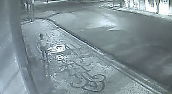 Câmera de segurança mostra quando a mulher tenta escapar do bandido.