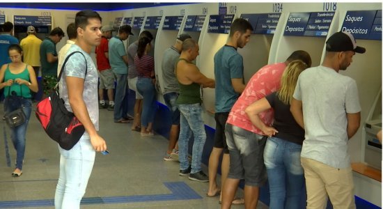 Agências da Caixa em Caruaru ficaram lotadas no 1º dia de saque do FGTS