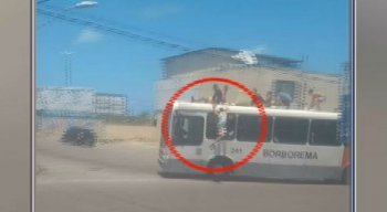 O jovem estava "surfando" no teto do ônibus junto com outros rapazes
