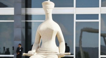 Em seu artigo 2º, a lei define como entidade familiar “o núcleo social formado pela união de um homem e uma mulher, por meio do casamento ou união estável”
