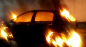 Mesmo com o risco de explosão, algumas crianças ficam perto do carro em chamas