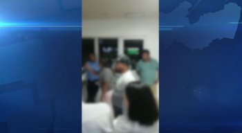 Em vídeos gravados por celular, os denunciantes reclamam do atraso no horário de visitas