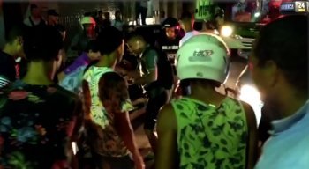 De acordo com a polícia, o suspeito estava na garupa de uma moto e caiu durante a fuga.