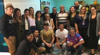 Íris e Rebeca Abravanel (C) ao lado dos representantes de projetos sociais