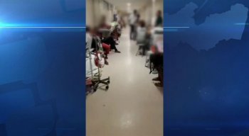 Nas imagens é possível ver muitos pacientes sendo atendidos nos corredores do local