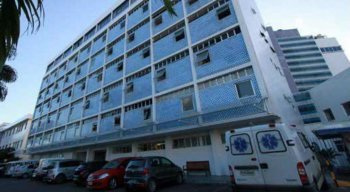 A menina com leptospirose está internada no Imip