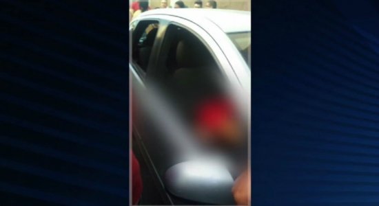 Pai e filho são executados dentro de carro, em Caruaru