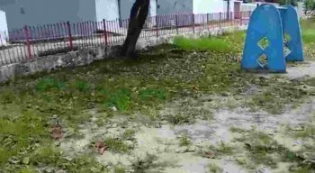 A praça está no total descaso e a população espera por uma solução dos governantes para utilizarem o local.