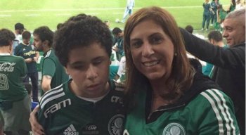 Mãe e filho acompanham os jogos do Palmeiras.