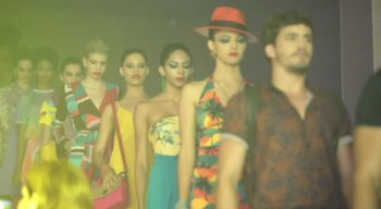 Modelos desfilam no evento apresentando as novas tendências da moda