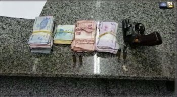 A polícia apreendeu o material que estava com a dupla