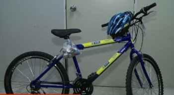 Os beneficiados ganharão uma bicicleta de 21 marchas com capacete e smartphone