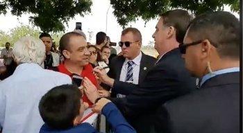 No vídeo é possível perceber que o comentário foi para este homem de camisa vermelha