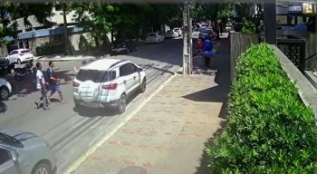 As imagens foram registradas por câmeras de segurança
