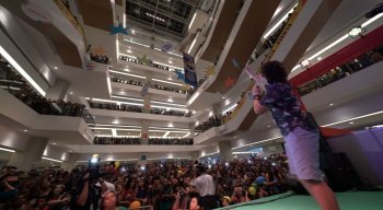 Em 2018, ator Igor Jansen atraiu público enorme, que curtiu e cantou muito durante todo o show