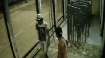 Segundo a polícia, os suspeitos vendiam o material para ferros velhos