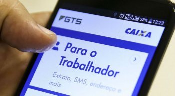 A pessoa pode acessar os valores pelo aplicativo do FGTS ou na página da Caixa Econômica Federal