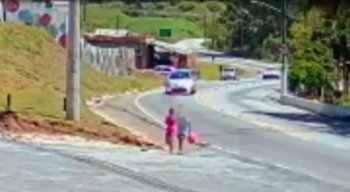 Câmeras de segurança registraram a criança ao lado do garoto